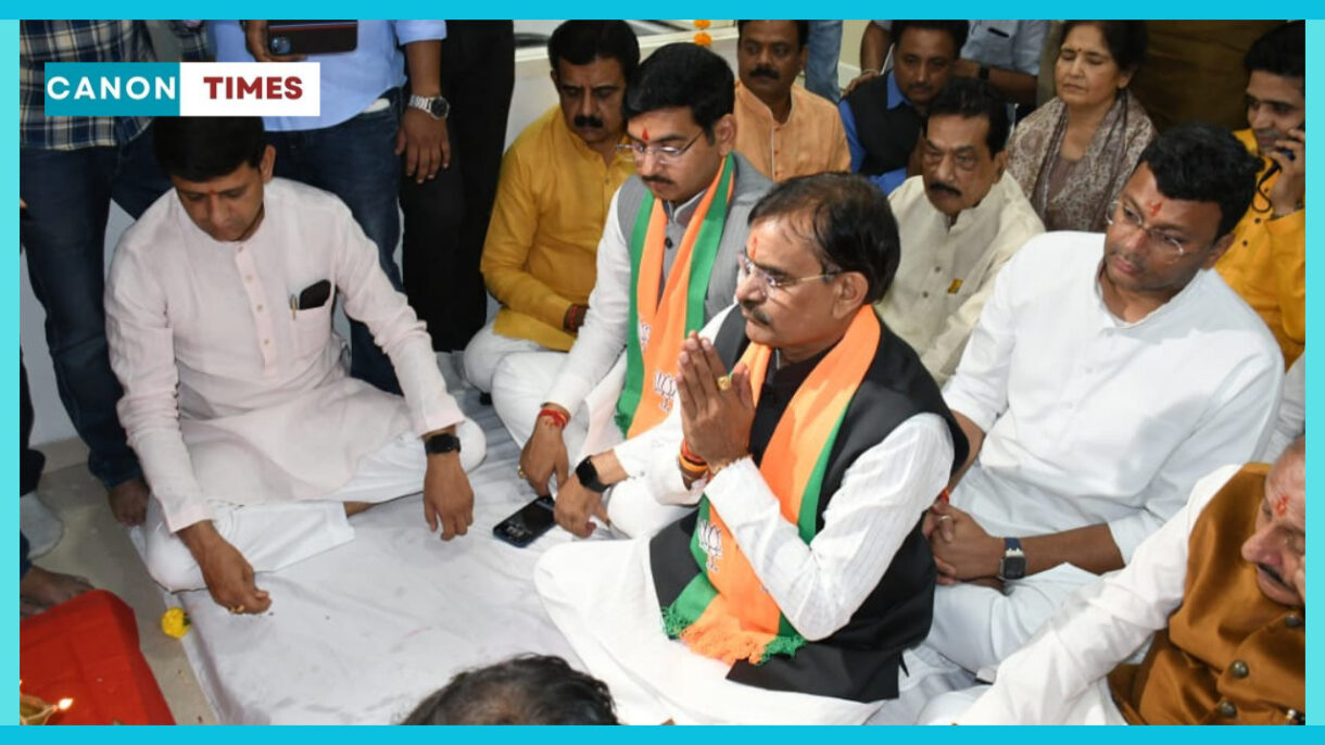 भारतीय जनता पार्टी के प्रदेश अध्यक्ष व सांसद श्री विष्णुदत्त शर्मा एवं पार्टी के राष्ट्रीय महासचिव श्री कैलाश विजयवर्गीय ने सोमवार को इंदौर में संभागीय मीडिया सेंटर का उद्घाटन किया। इस अवसर पर पार्टी के पदाधिकारी एवं जनप्रतिनिधि उपस्थित रहे।